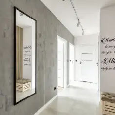 Nowoczesne panele ścienne do przedpokoju inspiracje: beton architektoniczny i drewno. Lustro i napis "Rodzina lu zaczyna się życie, a Miłość nigdy nie kończy".