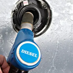 Nalewanie paliwa diesel do samochodu w mroźny dzień.