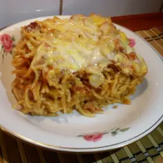 Szybkie spaghetti zapiekane z serem - pyszny przepis na obiad