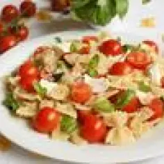 Makaron farfalle z pomidorkami koktajlowymi, mozzarellą i bazylią – idealny przykład zdrowej dieta śródziemnomorska.