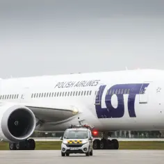 Samolot LOT Polish Airlines na płycie lotniska. Czas lotu na Dominikanę zależy od wielu czynników, ale ten Boeing 787 jest gotowy do podróży.