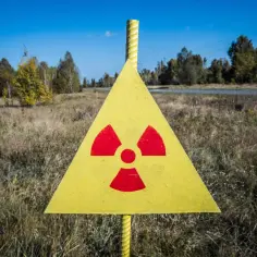 Czym jest promieniotwórczość naturalna i jakie ma skutki dla środowiska?