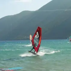 Najlepsze miejsca na windsurfing w Grecji - uniknij złych wyborów