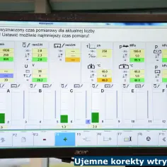 Ekran komputera pokazuje dane pomiarowe, jak czytać korekty wtryskiwaczy. Widoczne są parametry takie jak obroty, dawka paliwa, czas wtrysku i ciśnienie.