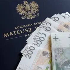 Akt notarialny i banknoty 100 i 200 zł. Darowizna u notariusza, grupy podatkowe darowizna.