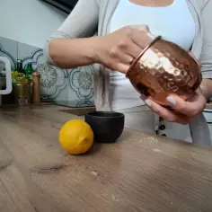 Jak wyczyścić miedziane kubki do Moscow Mule bez chemii? Cytryna i sól to naturalne sposoby na przywrócenie blasku.