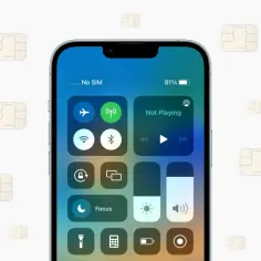iPhone z komunikatem "No SIM" otoczony przez karty SIM.