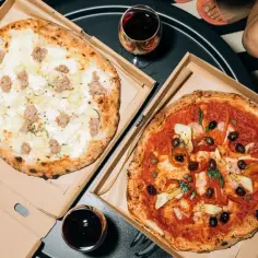 Dwa rodzaje pizzy włoskiej: biała z kiełbasą i ziemniakami, czerwona z oliwkami i karczochami.