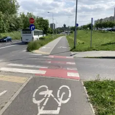 Autobus i samochód zbliżają się do skrzyżowania z przejściem dla pieszych i ścieżką rowerową. Kto ma pierwszeństwo na ścieżce rowerowej?