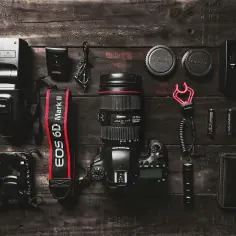 Zestaw fotografa: aparat Canon EOS 6D Mark II, obiektyw, lampa błyskowa Godox, ładowarka, baterie i akcesoria. Mój pierwszy aparat.