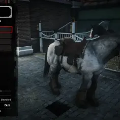 W grze RDR2, w stajni, widzimy konia o imieniu Gavin. Jest to siwy koń z czarną grzywą i ogonem, wyposażony w siodło.