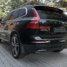Czarne Volvo XC60 z zamontowanymi chlapaczami, gotowe na każdą drogę.