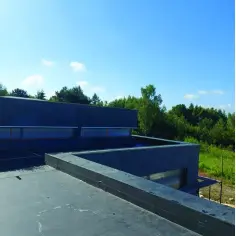 Nowoczesny dach z czarnej membrany EPDM, gotowy do użytku. Klejenie EPDM zapewnia trwałość i szczelność.