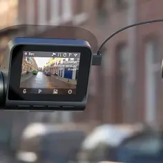 Jak zamontować dashcam w aucie?