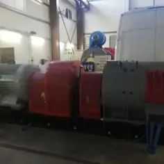 Duży, przemysłowy zespół napędowy z dwoma alternatorami, potencjalnie do demonstracji, jak zrobić generator prądu 230v z alternatora.