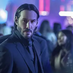 John Wick w garniturze, otoczony tłumem w klubie. Czy to zapowiedź kolejnej części, może john wick 5?