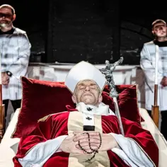 Scena teatralna: papież Jan Paweł I spoczywa, otoczony przez strażników. Na co zmarł?