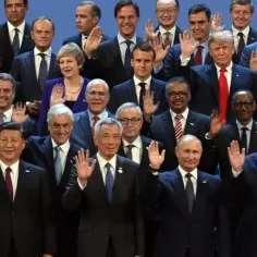 Przywódcy krajów G20 pozdrawiają. Wśród nich widać m.in. Macrona, Putina, Xi Jinpinga, Trumpa i Trudeau.
