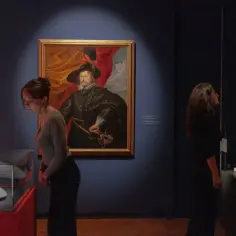 Wrocław wystawa malarstwa: kobiety podziwiają portret szlachcica i inne dzieła sztuki w muzeum.