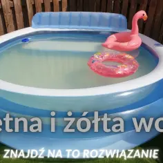 Mętna woda w basenie ogrodowym mimo chemii? Różowy flaming i kółko do pływania unoszą się na mętnej wodzie.