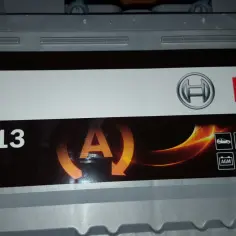 Akumulator Bosch S5 A13 z oznaczeniami 850A (EN) i 95Ah 12V.