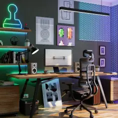 Gamer's paradise: biurko z komputerem, gamingowy fotel i kolorowe **led dla graczy** tworzą idealną atmosferę do wirtualnych zmagań.