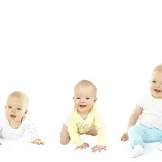Pięcioro dzieci w różnym wieku, od leżenia na plecach po stanie. Pokazuje, jak szybko rozwija się dziecko i ile trwa skok rozwojowy.