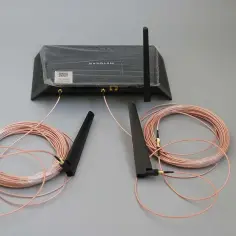 Router z dwoma kablami i antenami. Zastanawiasz się, czy można przedłużyć kabel antenowy? Tak, zestawy jak ten pozwalają na to.