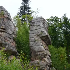 Skaliste formacje, jedne z górskich atrakcji, otoczone bujną zielenią.