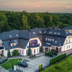Elegancki biały dom restauracja hotel&spa otoczony zielenią. Zaprasza na wypoczynek i relaks.