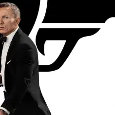 Daniel Craig jako Bond w garniturze, z pistoletem w dłoni, na tle czarnego logo 007. Idealny do oglądania na tv.