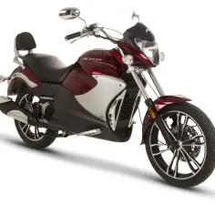 Czerwony motocykl 125 z automatyczną skrzynią biegów, z chromowanymi elementami i wygodnym siedzeniem.