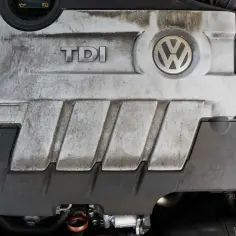 Pokrywa silnika TDI z logo VW. Silnik 1.9 TDI 105 km, lekko zabrudzony, ale wciąż gotowy do pracy.