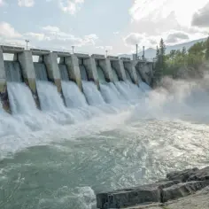Wady energii wodnej: ukryte zagrożenia i koszty, które musisz znać