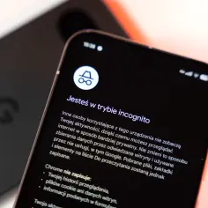 Telefon z włączonym trybem incognito. Ikona w okręgu symbolizuje prywatność podczas przeglądania internetu.