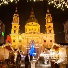 Magiczny budapeszt jarmark bożonarodzeniowy. Bazylika św. Stefana w blasku świateł, świąteczne stragany i choinka tworzą niepowtarzalny klimat.