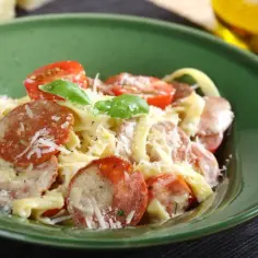 Pyszne spaghetti z salami: szybki przepis na wyjątkowy obiad