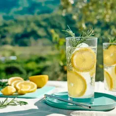 Proste i orzeźwiające drinki z Fantą, które zachwycą gości