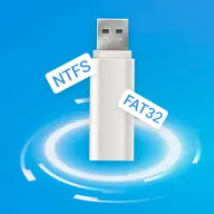 Biały pendrive z etykietami NTFS i FAT32, otoczony kręgami, sugeruje, jak odzyskać pliki z pendrive.