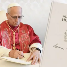 Papież podpisuje dokument "Magnifica Humanitas", zaczynając tym samym ważną preambułę.