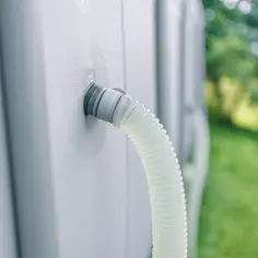 Jak spuścić wodę z basenu ogrodowego? Skuteczne metody i porady
