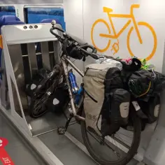 Rower z sakwami czeka na podróż. Widać miejsce, gdzie bagaż w Pendolino ma swoje dedykowane miejsce.