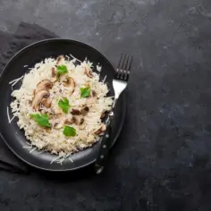 Ile bulionu do risotto? Kluczowe proporcje, które musisz znać