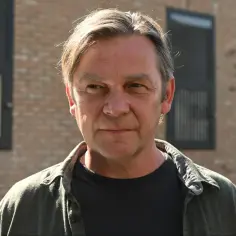 Portret mężczyzny w koszuli, który mógłby zagrać w filmach, serialach i programach. Ireneusz Czop w roli głównej?