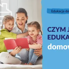 Mama czyta dzieciom książkę, wspierając ich nauczanie domowe. Radość i nauka w domowym zaciszu.