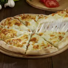 Gorąca pizza z ciągnącą się, rozpływającą serową górą. Idealna mozzarella do pizzy, która tworzy apetyczne niteczki.