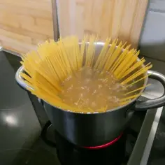 Jak ugotować makaron do spaghetti, aby uniknąć rozgotowania?