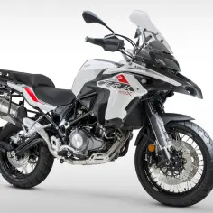 Motocykl Benelli TRK 502X, idealny na przygodę, z silnikiem 500cc, który mieści się w kategorii A2 prawo jazdy jaką pojemność.