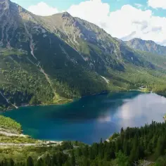 Malownicze Morskie Oko w Tatrach. Trasa wokół jeziora oferuje zapierające dech w piersiach widoki na góry i lasy.