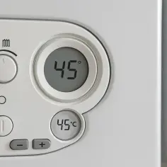 Panel sterowania pieca Ferroli. Cyfrowy wyświetlacz pokazuje 45°C. Pokrętło regulacji temperatury ogrzewania.